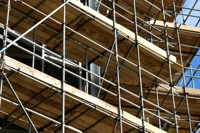 Steigerwerk rond een gebouw in aanbouw