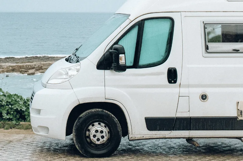 Camper geparkeerd aan de kust