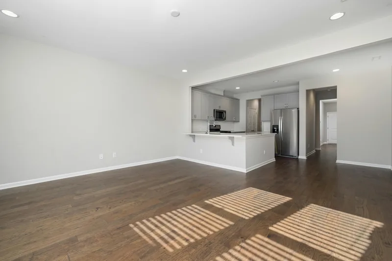 Leeg interieur van een woning zonder inboedel
