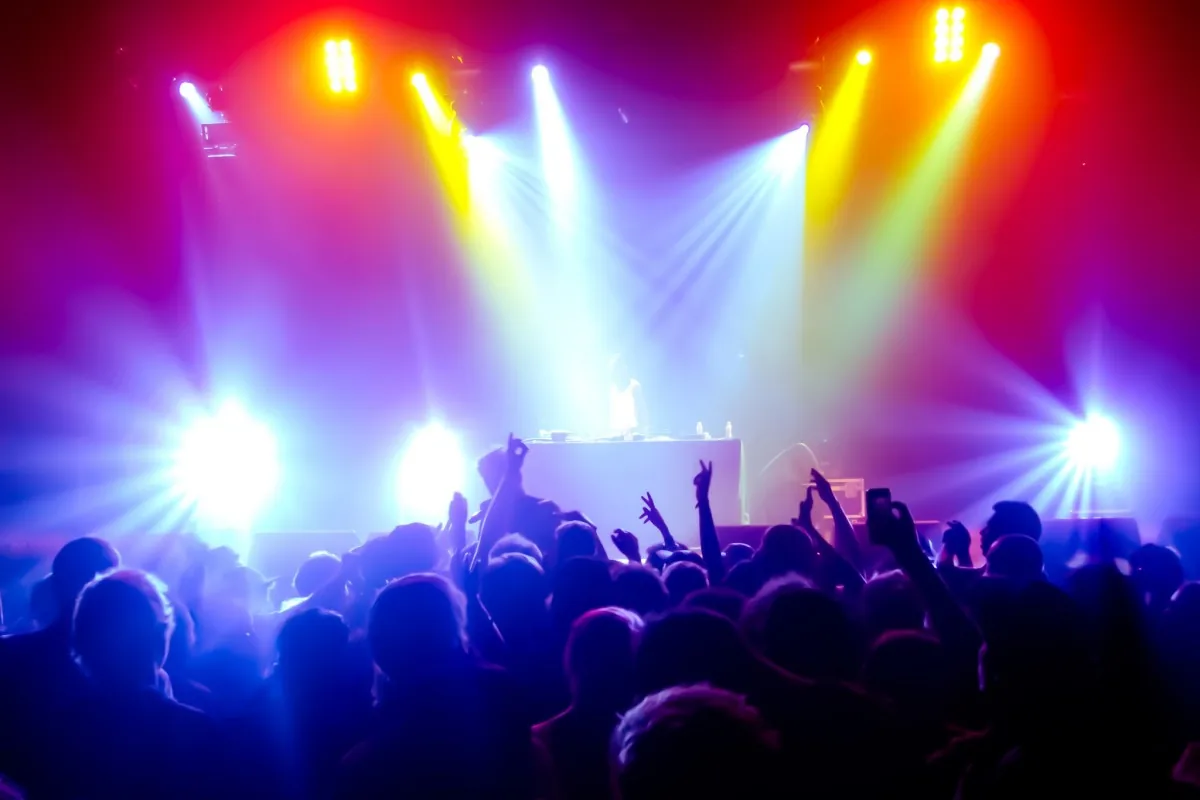 Podiumverlichting boven een publiek tijdens een festival